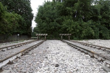 İtalya 'nın kırsal kesimindeki tren yolu.