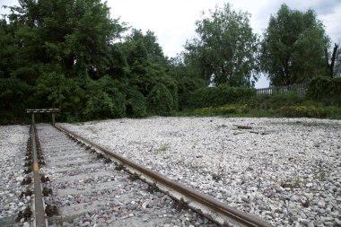 İtalya 'nın kırsal kesimindeki tren yolu.