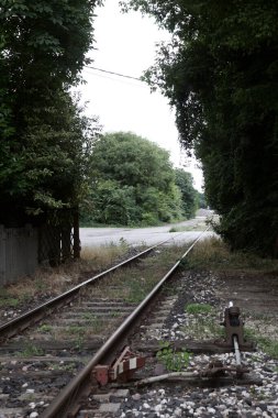 İtalya 'nın kırsal kesimindeki tren yolu.