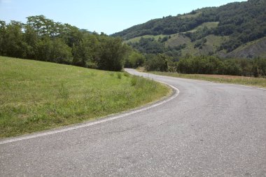 Gün batımında yamaçtaki parkta.