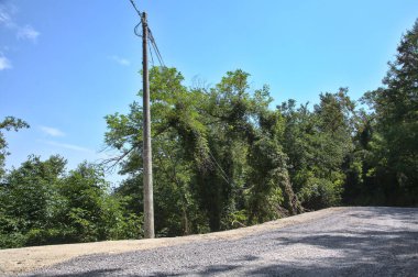 Gün batımında yamaçtaki parkta.