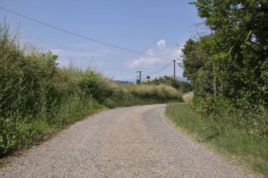 Gün batımında yamaçtaki parkta.