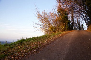 Gün batımında yamaçtaki parkta.
