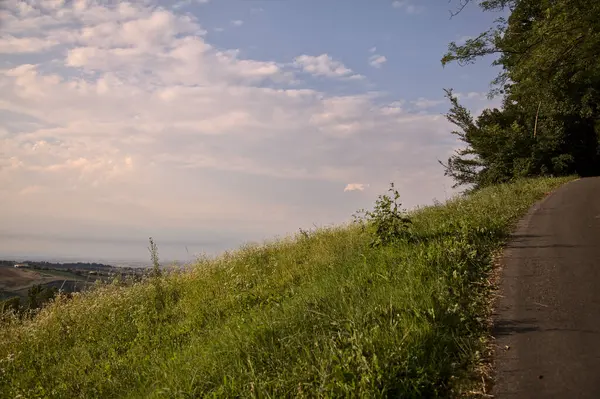 Gün batımında yamaçtaki parkta.