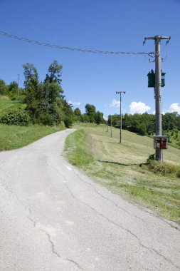 Gün batımında yamaçtaki parkta.