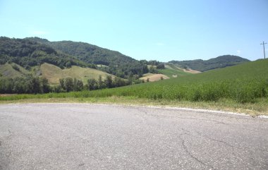 Gün batımında yamaçtaki parkta.