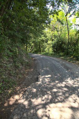 Gün batımında yamaçtaki parkta.