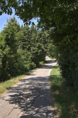 Gün batımında yamaçtaki parkta.