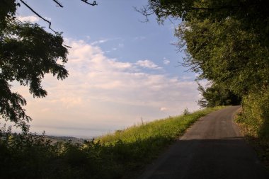 Gün batımında yamaçtaki parkta.