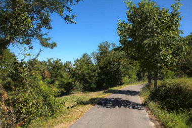 Gün batımında yamaçtaki parkta.