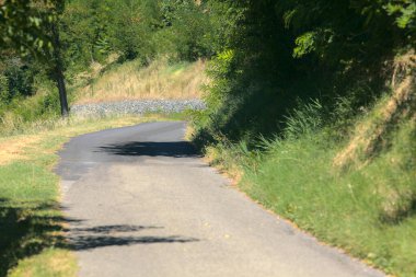 Gün batımında yamaçtaki parkta.