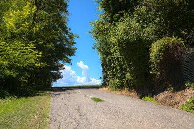 Gün batımında yamaçtaki parkta.
