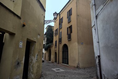 İtalya 'da bulutlu bir günde dar ve kaldırımlı sokaklar arasında bir köşe.