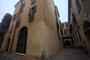 İtalya 'da bulutlu bir günde dar ve kaldırımlı sokaklar arasında bir köşe.