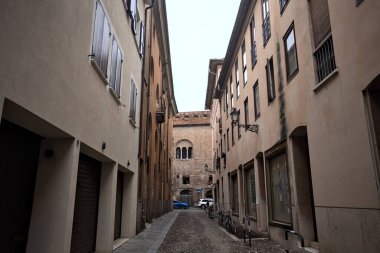 İtalya 'da bulutlu bir günde binalar arasında dar bir ara sokak.