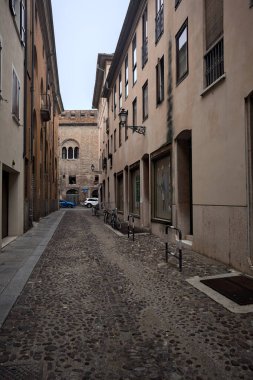 İtalya 'da bulutlu bir günde binalar arasında dar bir ara sokak.