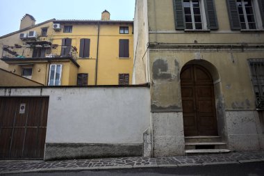 İtalyan şehrinin bir caddesinde kapı ve garaj cephesi