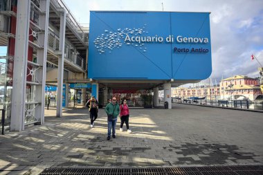 Güneşli bir günde Acquario di Genova 'nın girişinin yanında demirli tekneleri olan iskele.