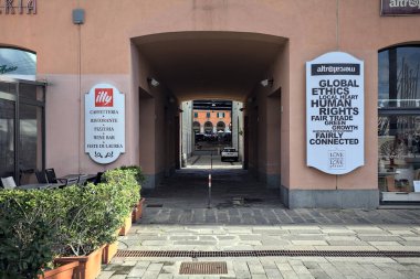 Güneşli bir günde rıhtımdaki bir binada kapalı bir geçit.