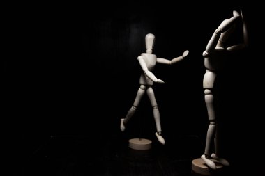 Bir tahta heykel diğerine koşuyor, duvara karşı ağlıyor.