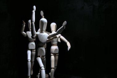 Tahta heykelcikler bir şeyden kaçıyormuş gibi davranıyorlar.