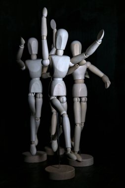 Tahta heykelcikler bir şeyden kaçıyormuş gibi davranıyorlar.