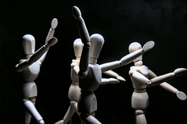 Tahta heykelcikler bir şeyden kaçıyormuş gibi davranıyorlar.