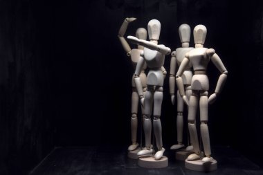 Figürler bir şey arıyormuş gibi davranıyorlar ve biri bir şeyi işaret ediyor.