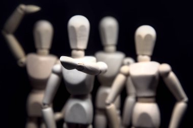 Figürler bir şey arıyormuş gibi davranıyorlar ve biri bir şeyi işaret ediyor.