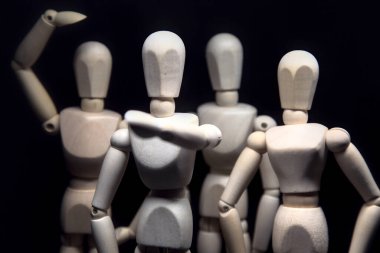 Figürler bir şey arıyormuş gibi davranıyorlar ve biri bir şeyi işaret ediyor.