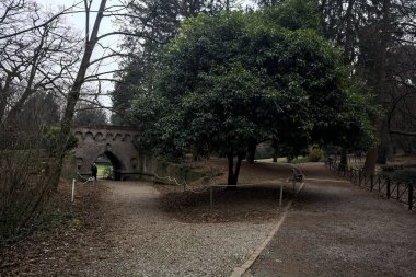 Sonbaharda parktaki tuğla köprünün altından geçen çakıl yolu.