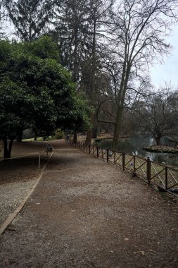 Sonbaharda parktaki tuğla köprünün altından geçen çakıl yolu.