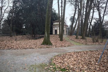 Sonbaharda Monza parkındaki Neoklasik Tapınak
