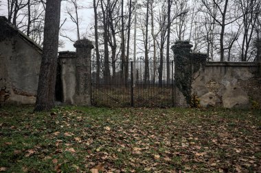 Sonbaharda bir parkın sınır duvarındaki kapı