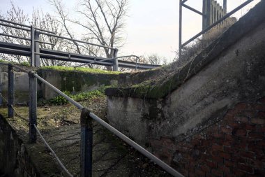 Yoldaki dar ve kirli alt geçit.