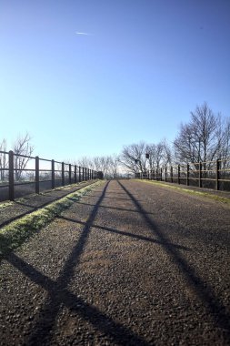 bir parkta bir nehir üzerinde köprü