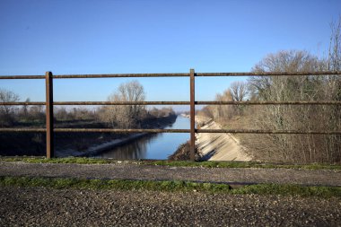 Sonbaharda parkta bir eğlence kanalı