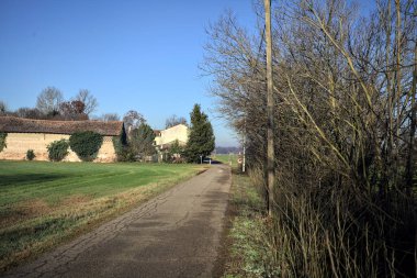 Yolun kenarındaki kır evi.