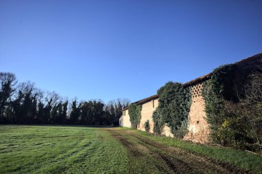 Yolun kenarındaki kır evi.