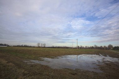 Üzerinde elektrik hattı olan bir alan.