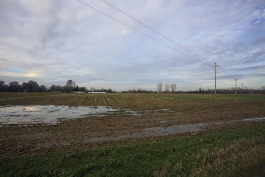 Üzerinde elektrik hattı olan bir alan.