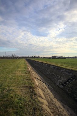 Sulama kanalı olan çim alanları