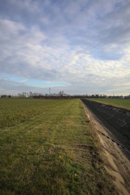 Sulama kanalı olan çim alanları