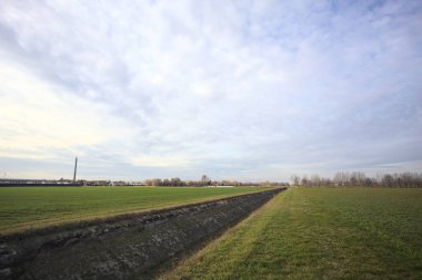 Sulama kanalı olan çim alanları