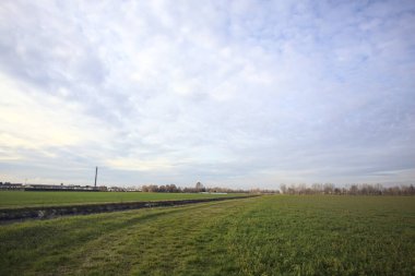 Sulama kanalı olan çim alanları