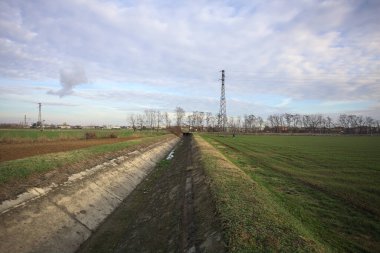 Sulama kanalı olan çim alanları