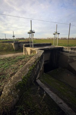 Sulama kanalı ve bir Weir