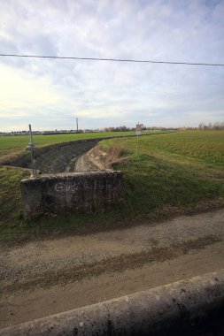 Sulama kanalı ve bir Weir