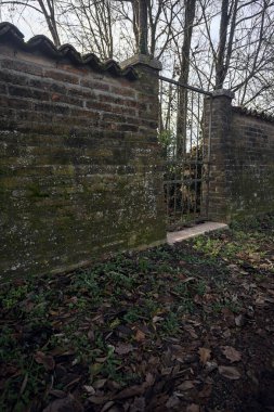 bir tuğla duvar bir geçit