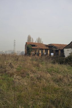 Terk edilmiş bir kır evinde ahır.